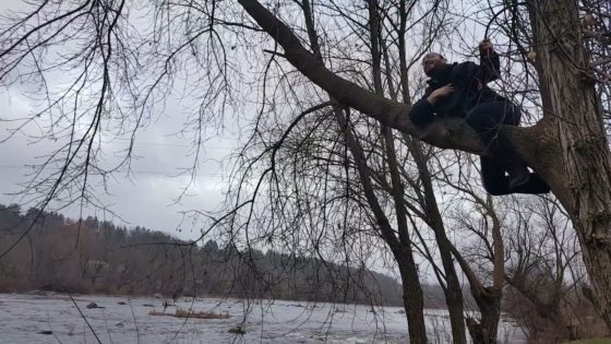 משעשע • פיני איינהורן שר "עלה קטן" על עץ בשפת הנהר 2