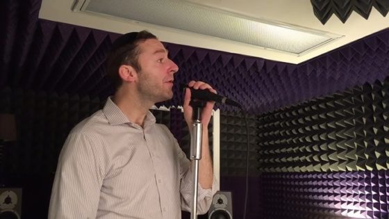 הזמר שלומי קאופמן מגיש קאבר לשיר של מרדכי שפירו - 'לי' 2